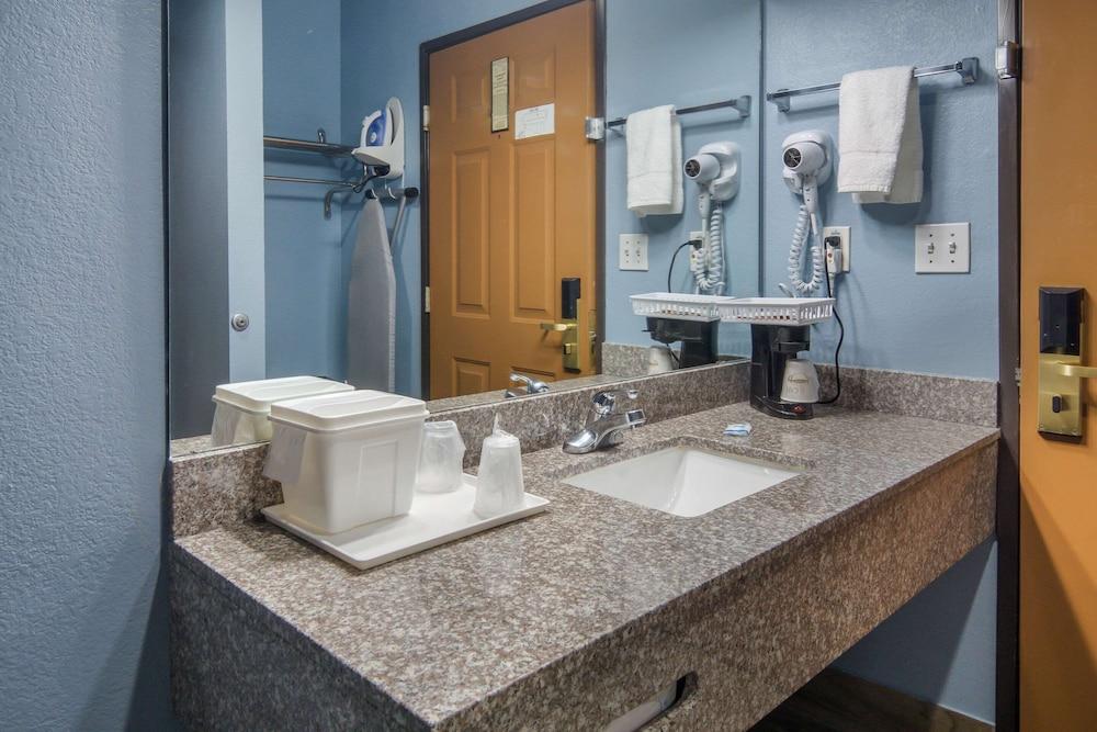 Rodeway Inn Carrollton I-35E photo 11