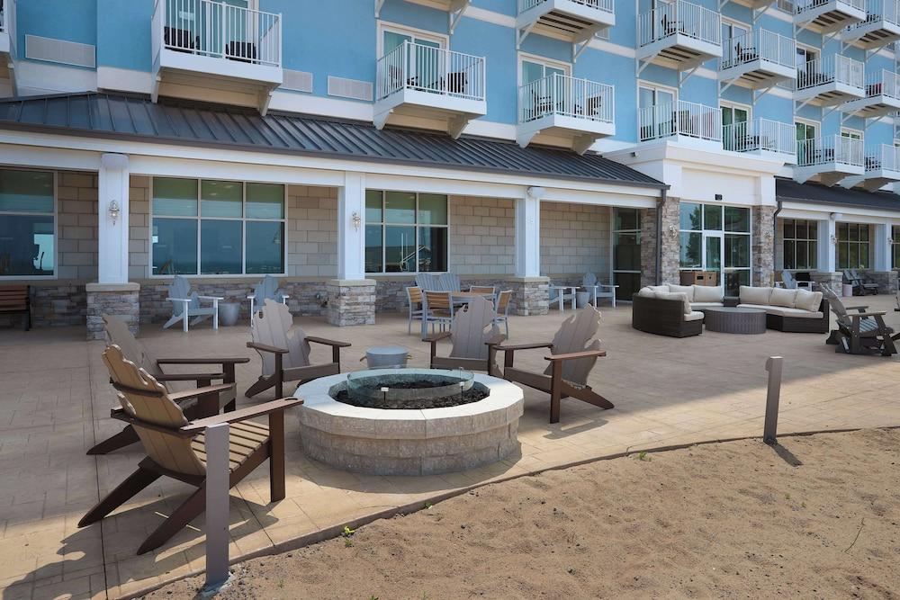 Hampton Inn & Suites Manistee Waterfront photo 43
