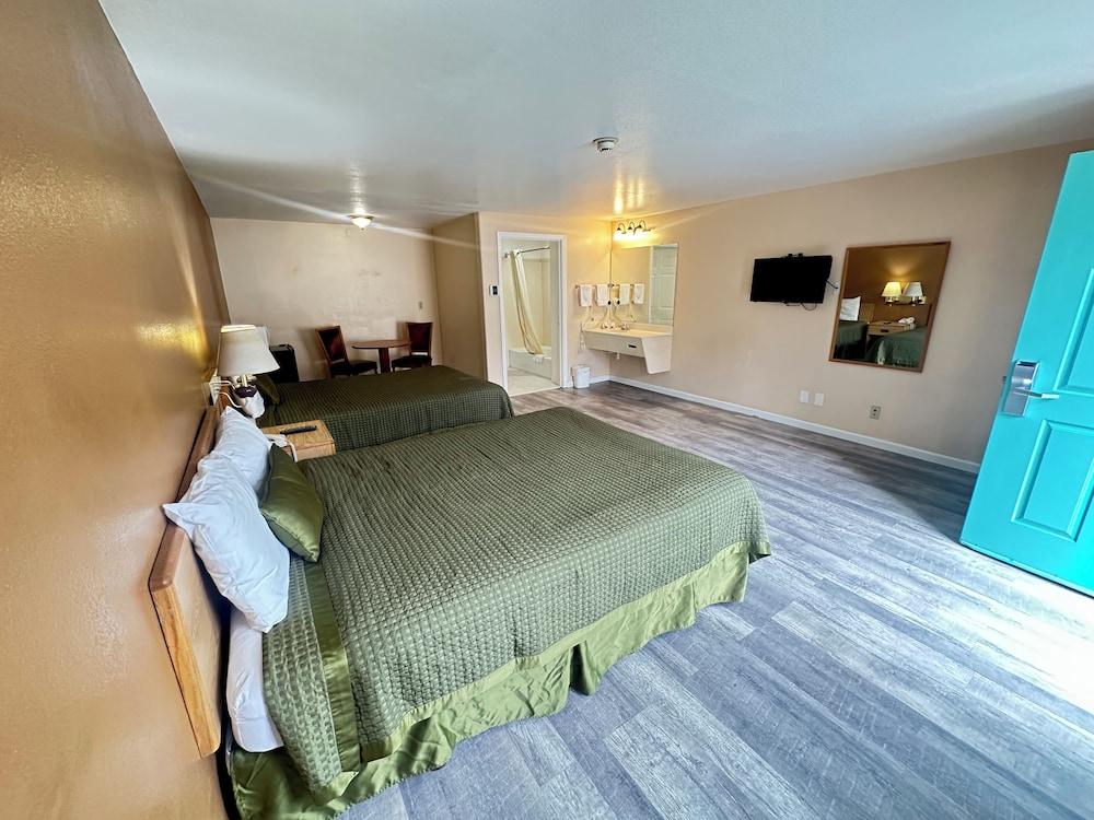 ROYAL INN photo 24