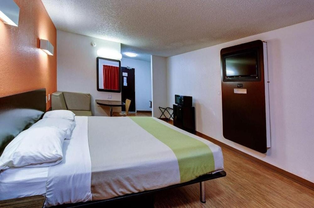 Executive Inn & Suites photo 15