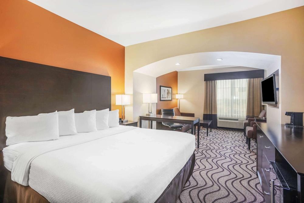 La Quinta Inn & Suites by Wyndham Beeville photo 17