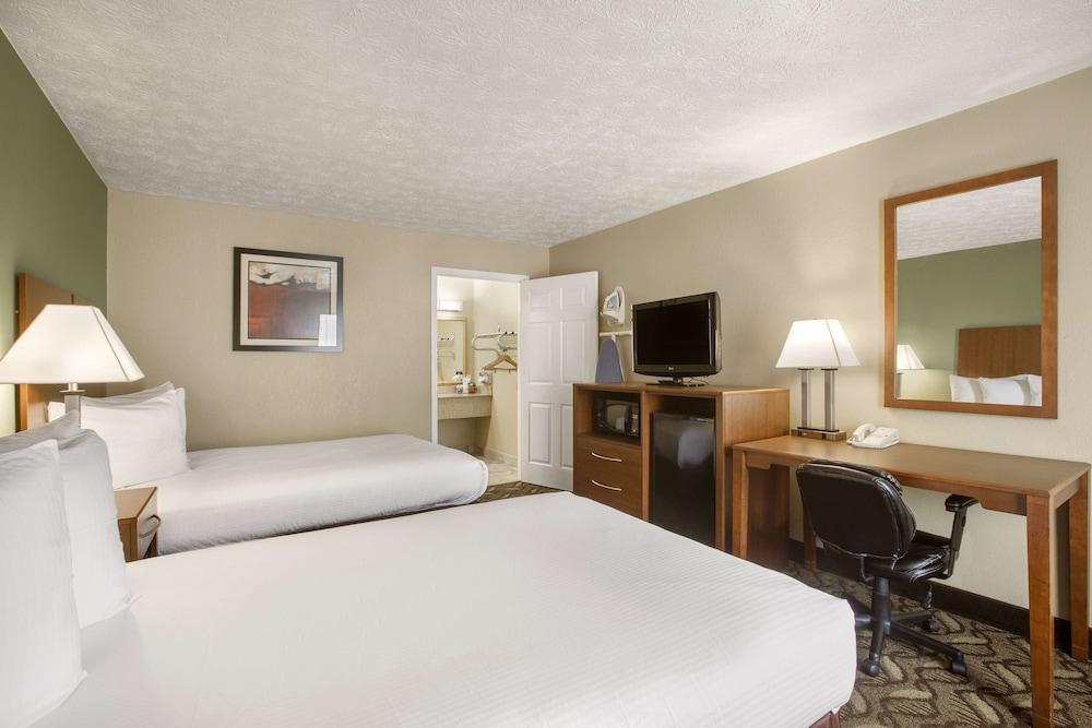 Clarion Pointe Morrow - Atlanta South photo 15