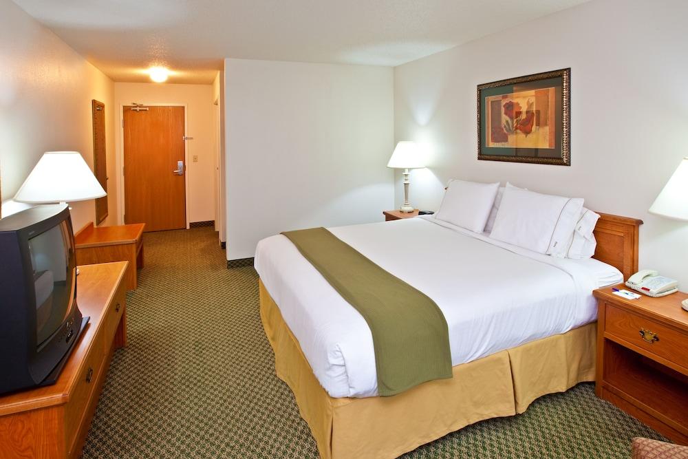 Holiday Inn Express Hotel & Suites by IHG photo 2
