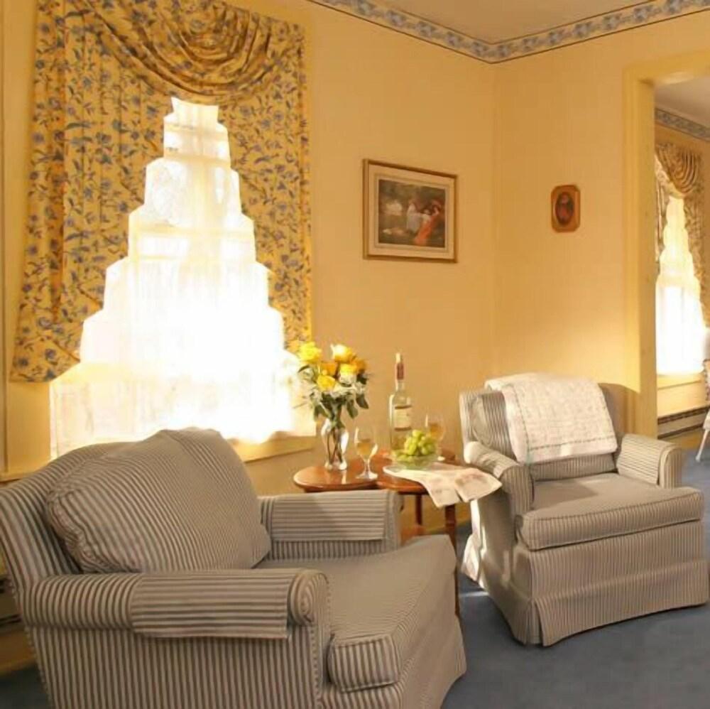 Crestmont Inn photo 31