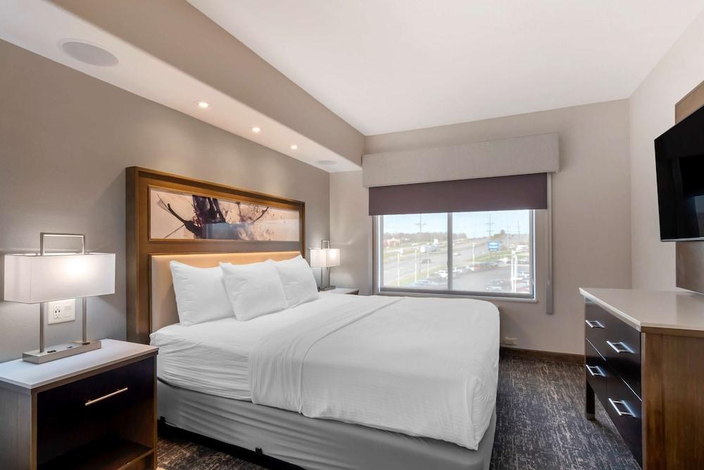 Best Western Premier Liberty Inn & Suites photo 8