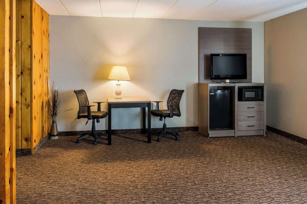 Econo Lodge Duluth near Miller Hill Mall photo 24