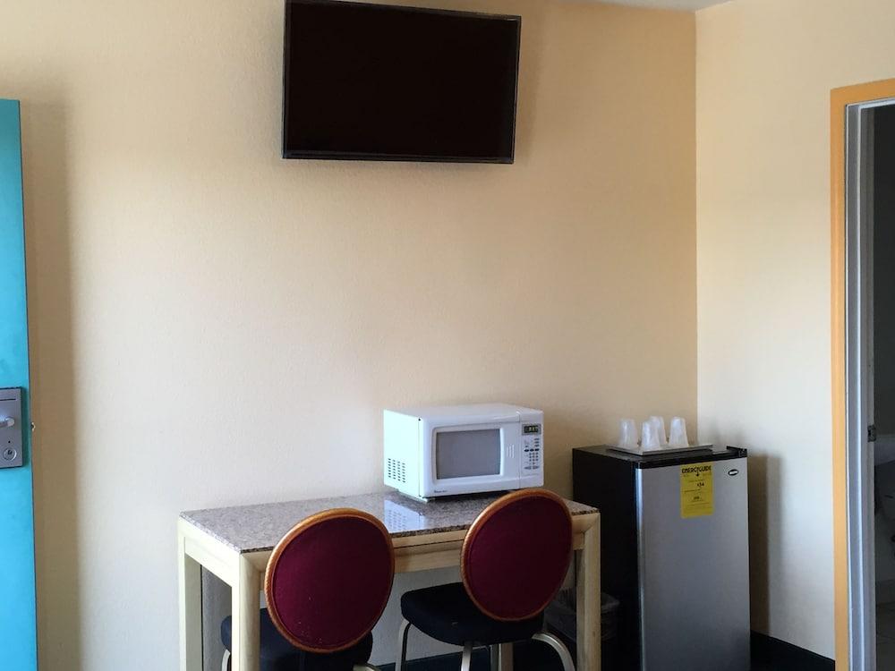 Deluxe Inn photo 3