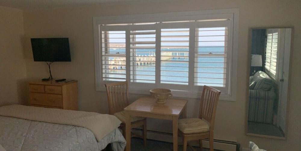 Vineyard Harbor Motel - Private Beach photo 2