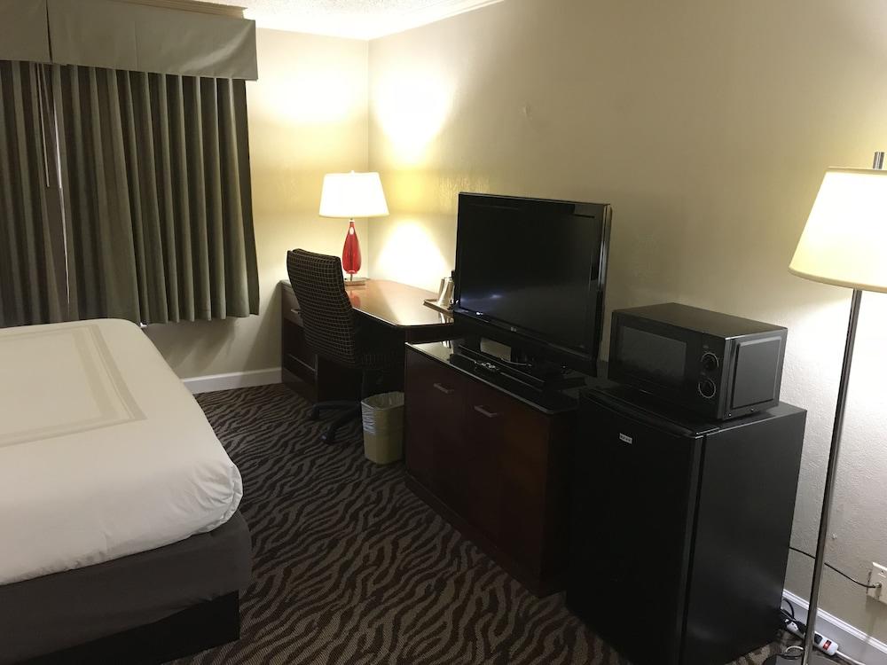 Hometown Inn & Suites photo 7