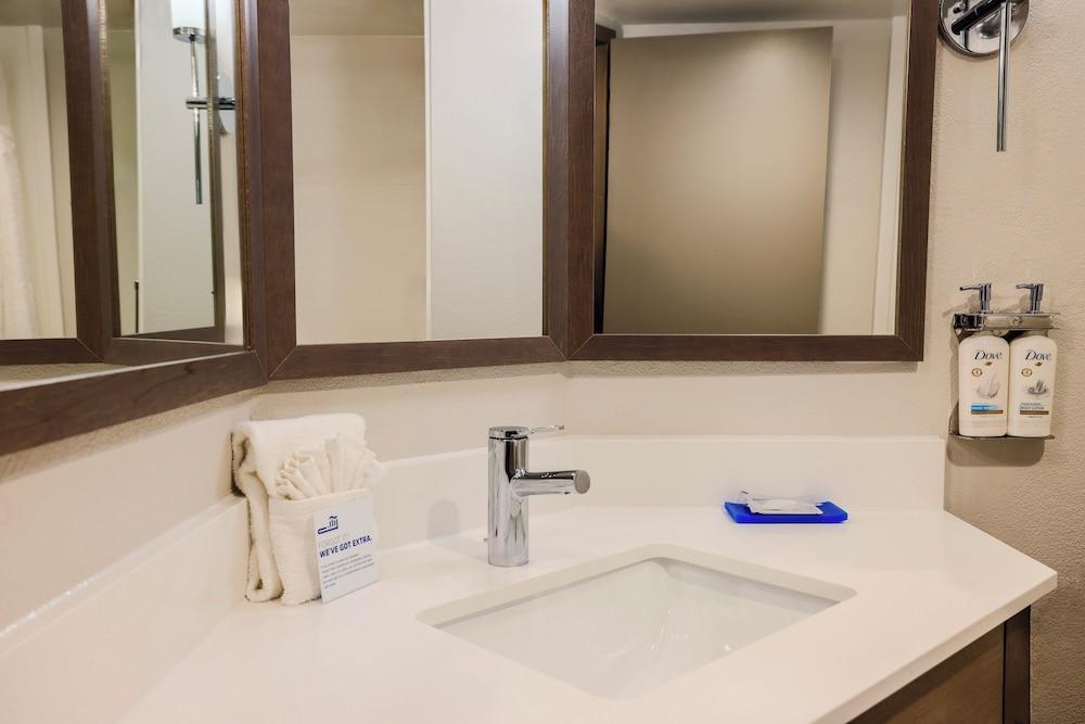 Holiday Inn Express Burlington by IHG photo 26