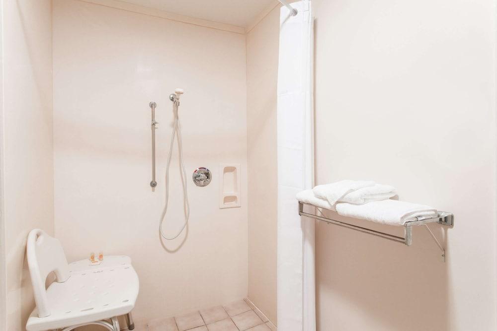 Days Inn by Wyndham Picayune photo 10