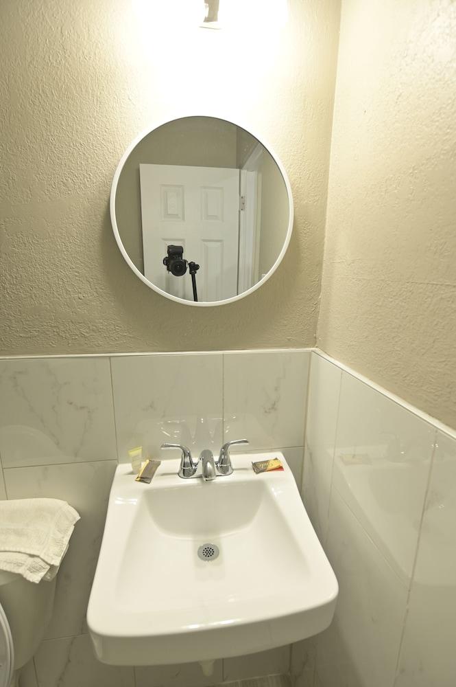 Deluxe Inn photo 14