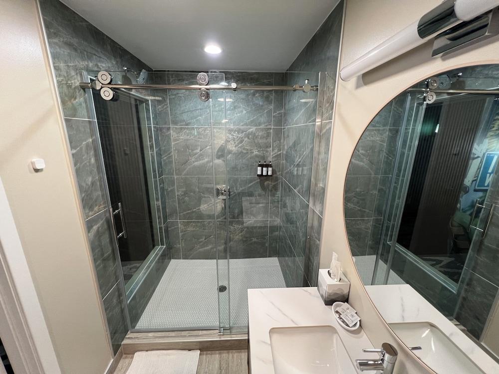 Lighthouse Inn & Suites photo 24