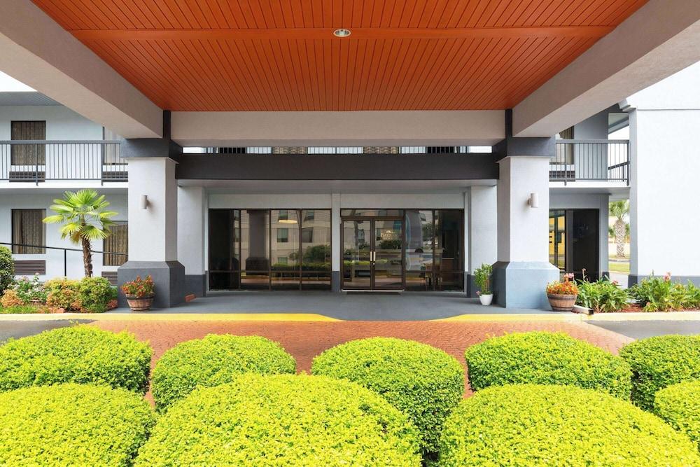Baymont by Wyndham Mobile/Tillmans Corner photo 21