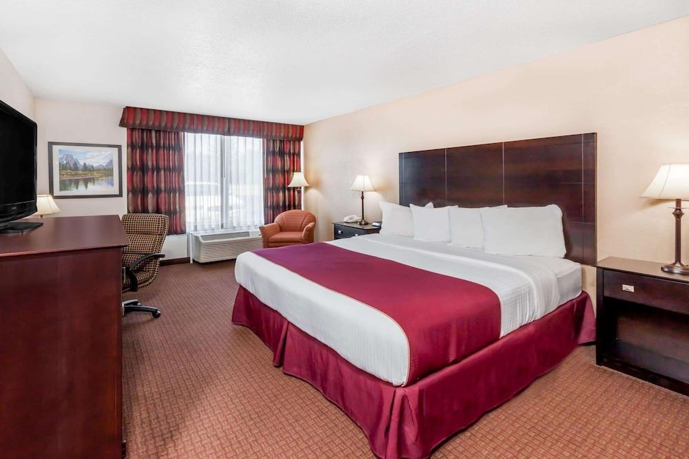 Quality Inn & Suites photo 11