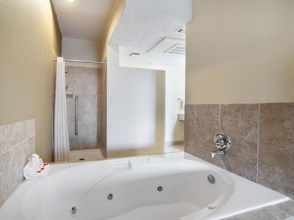 Baymont by Wyndham Houston North photo 67