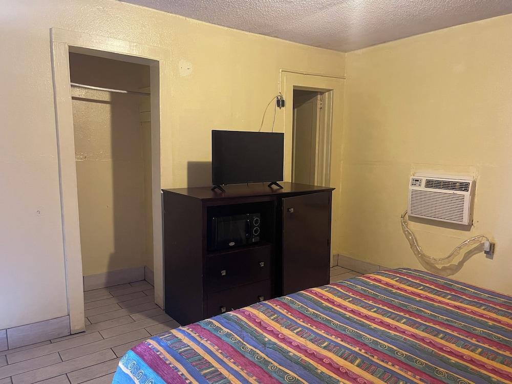 Plaza Motel photo 9