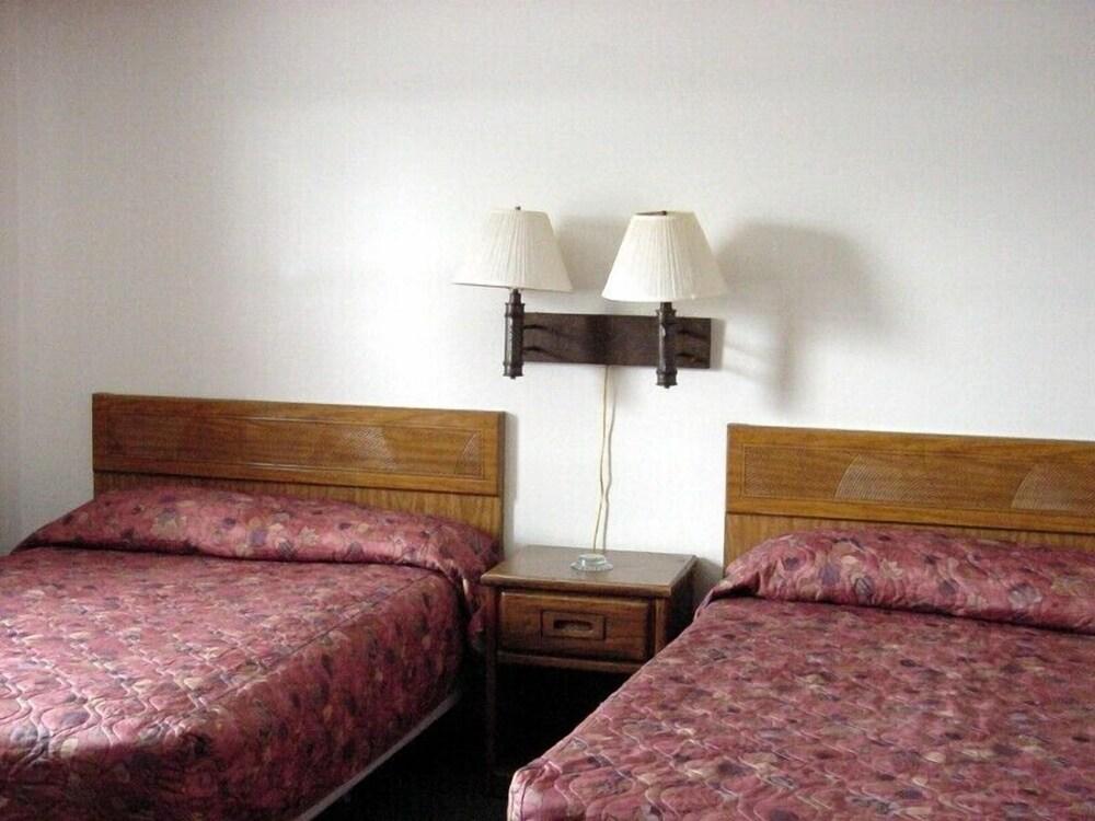 Double A Motel photo 6