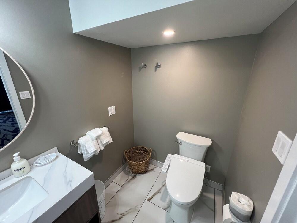Lighthouse Inn & Suites photo 30