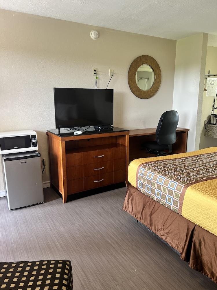 Americas Best Value Inn Edna photo 16