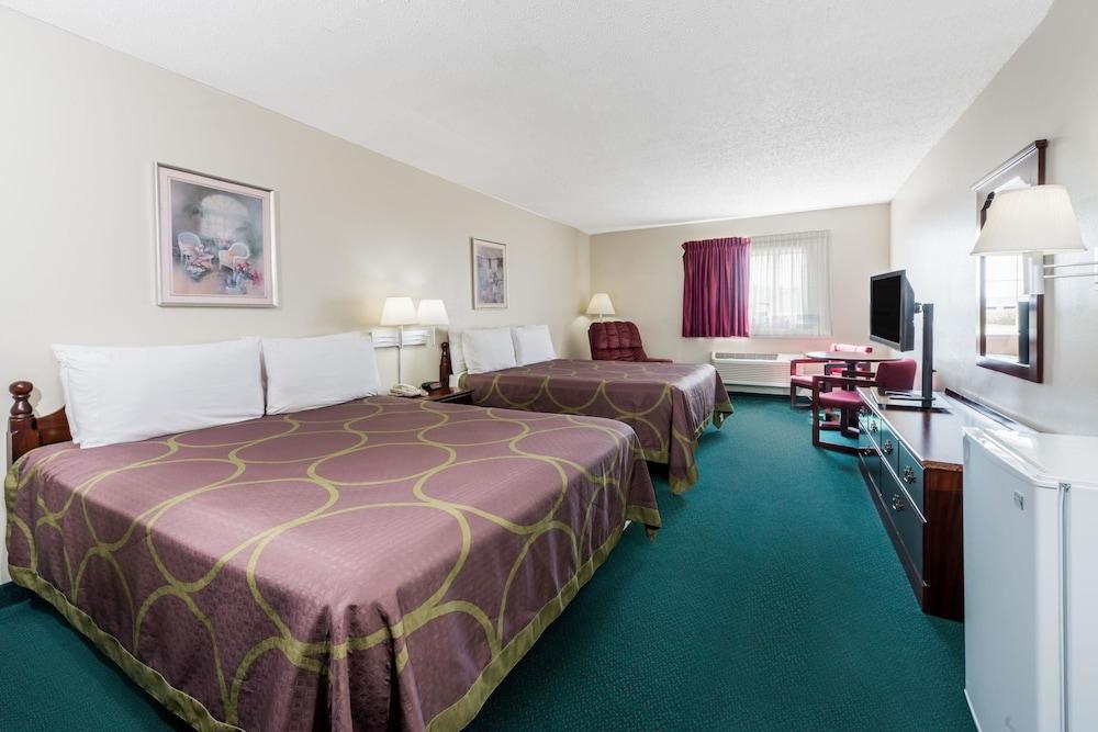 Super 8 by Wyndham Jerseyville photo 11