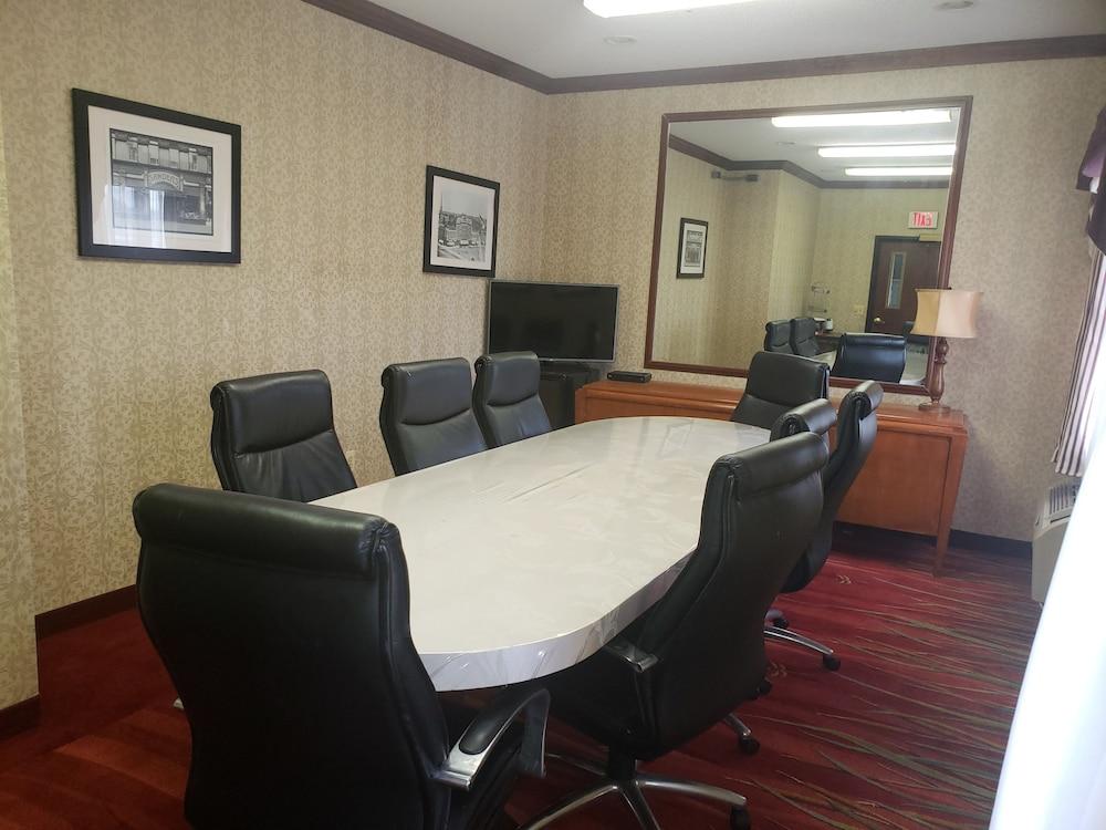 A Victory Suites Warren photo 11