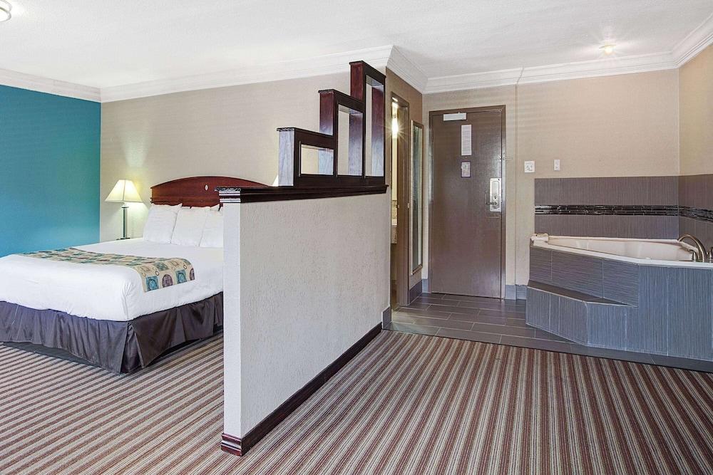 Ramada by Wyndham Houston Intercontinental Airport South photo 6