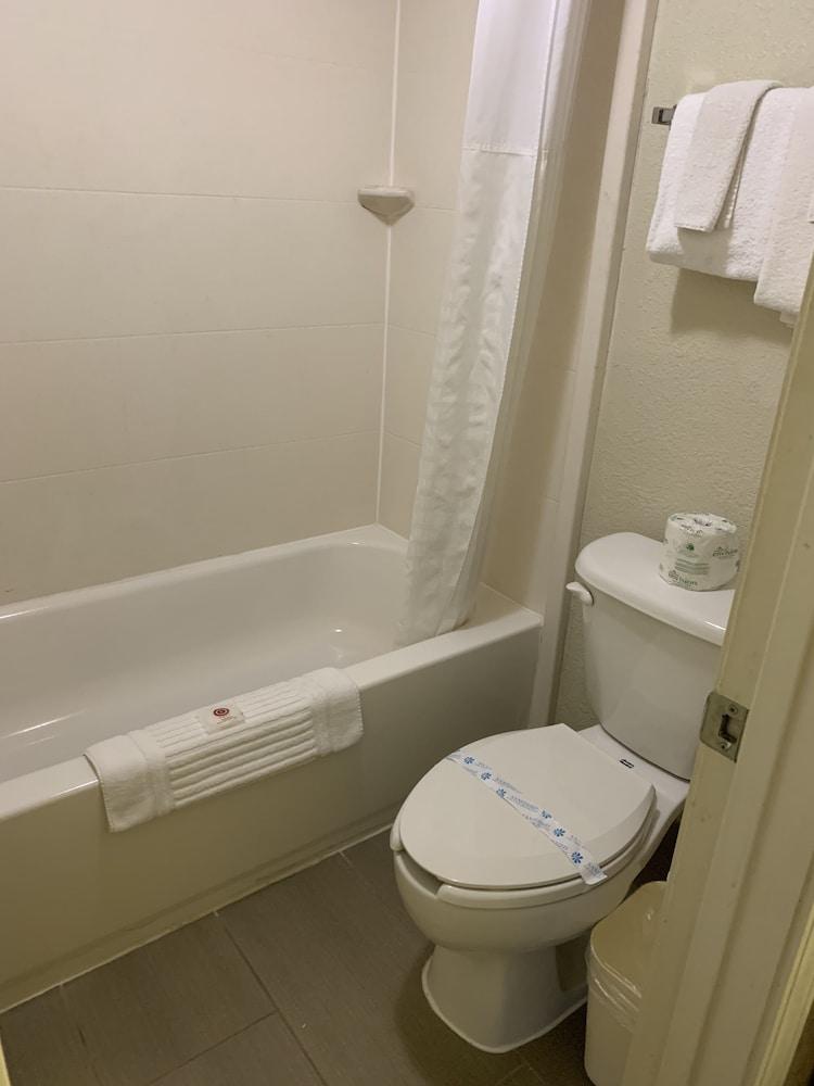 Days Inn by Wyndham Austintown photo 3
