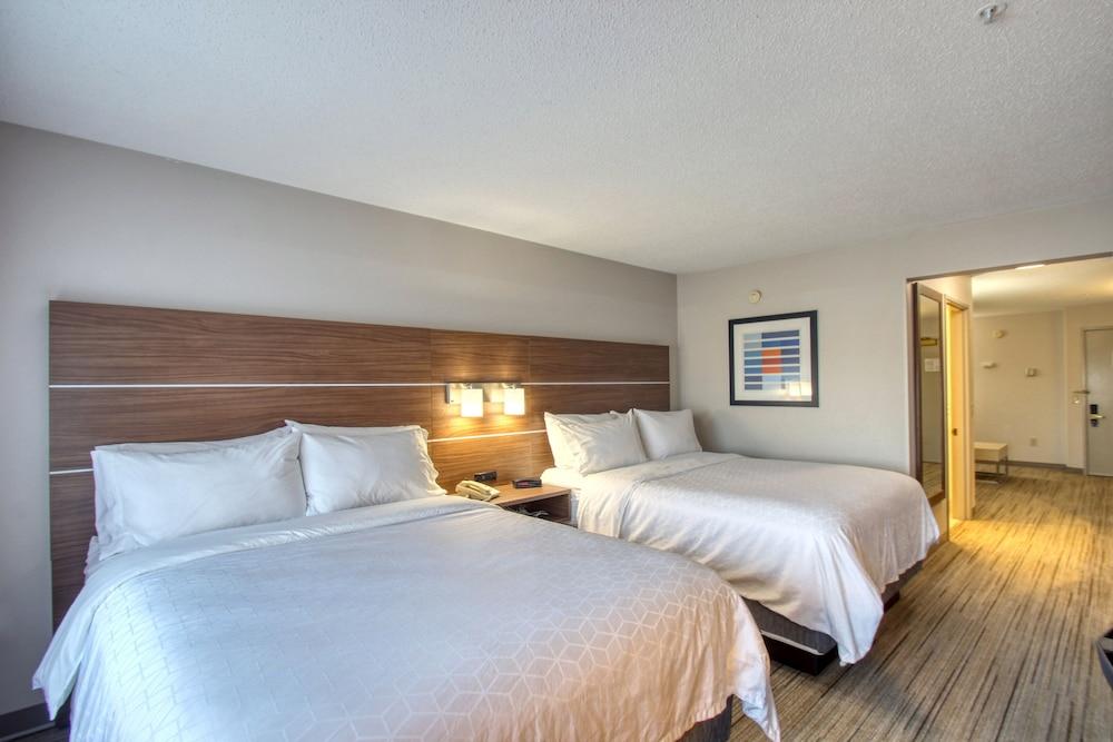 Holiday Inn Express Hotel & Suites Oshkosh by IHG photo 21