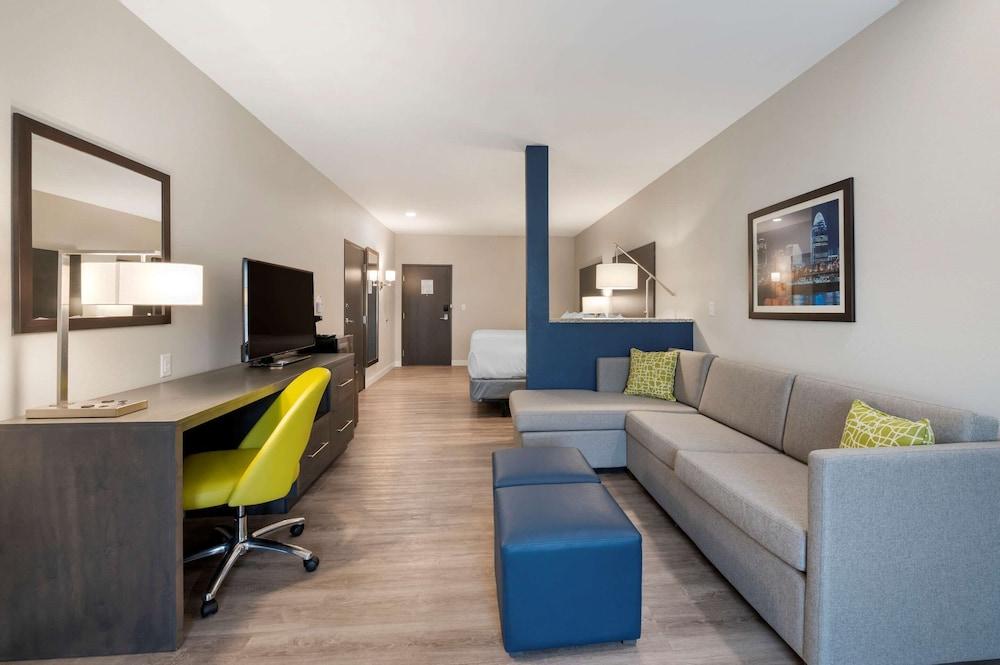 Comfort Suites Cincinnati University - Downtown photo 7