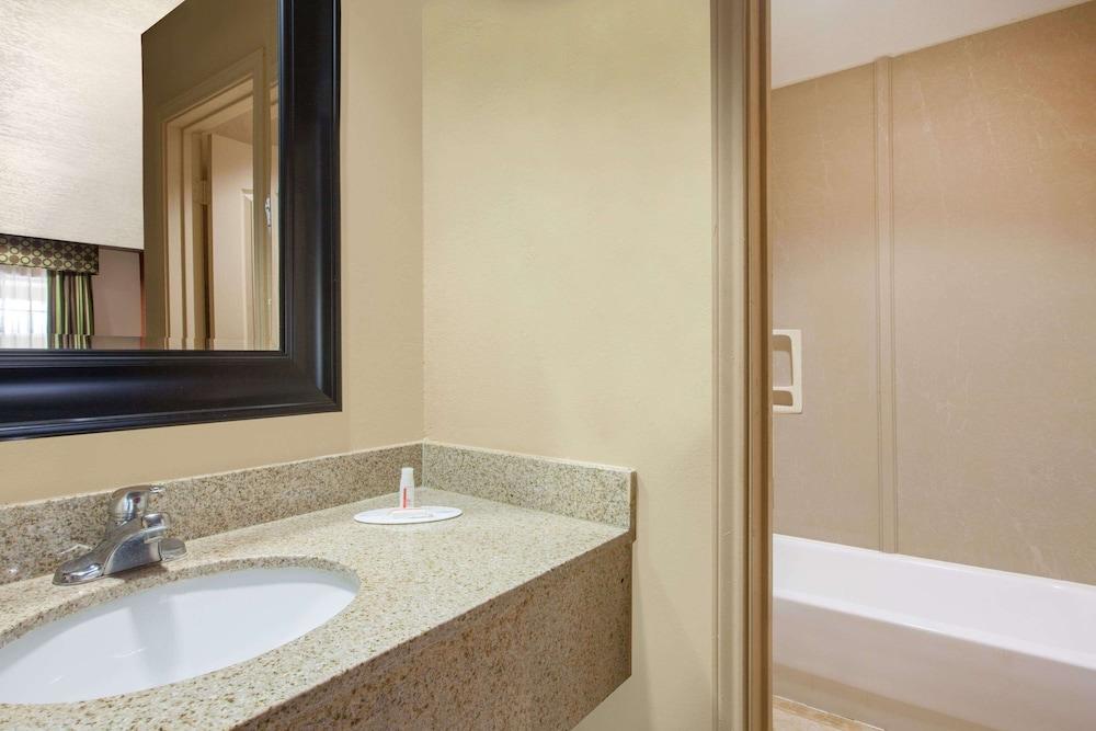 Days Inn by Wyndham Centerville photo 11