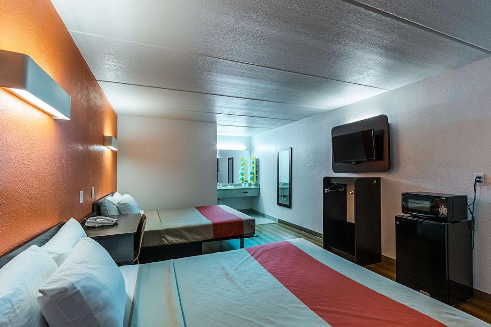 Motel 6 Cleveland, TX photo 8