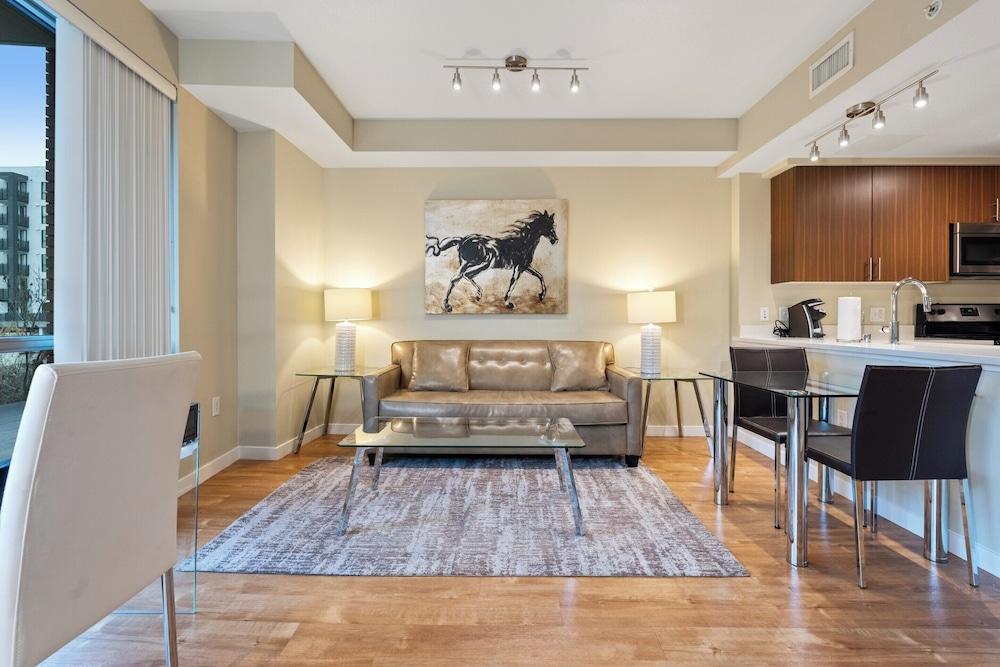 Global Luxury Suites at Woodbury photo 14