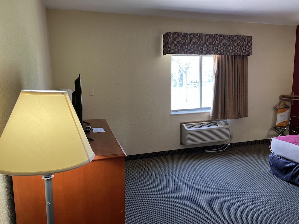 Express Inn & Suites photo 20