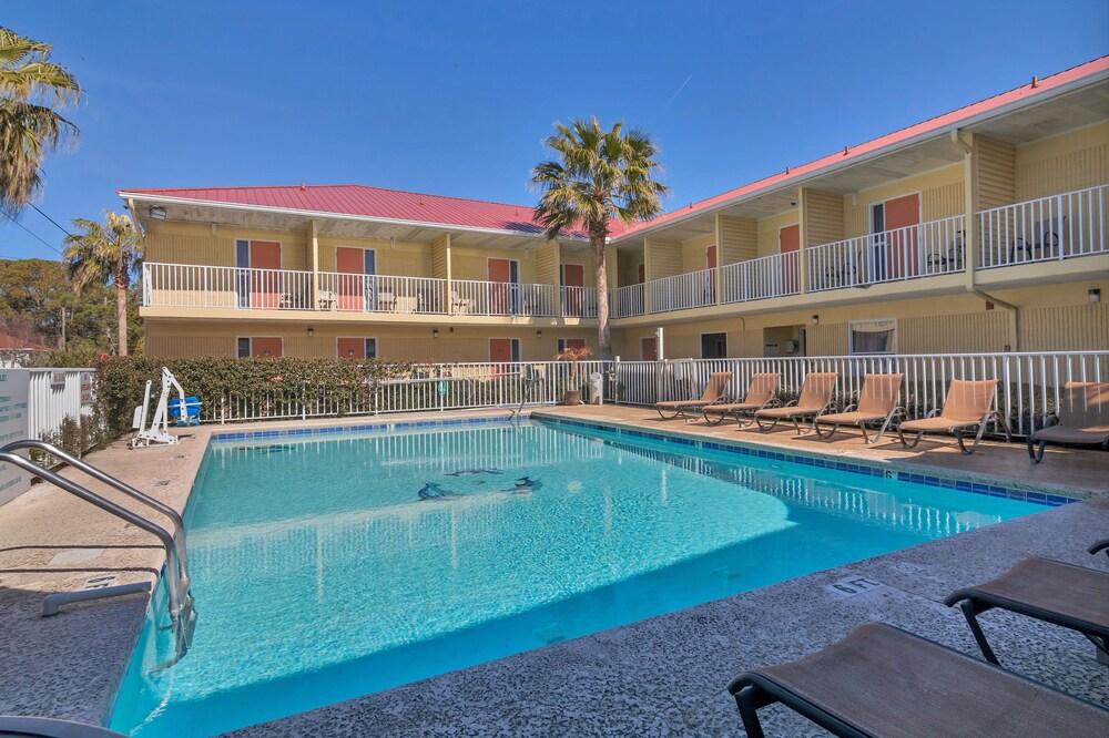 Dunes Inn & Suites photo 10