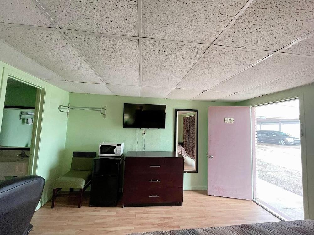 Holiday Motel photo 8