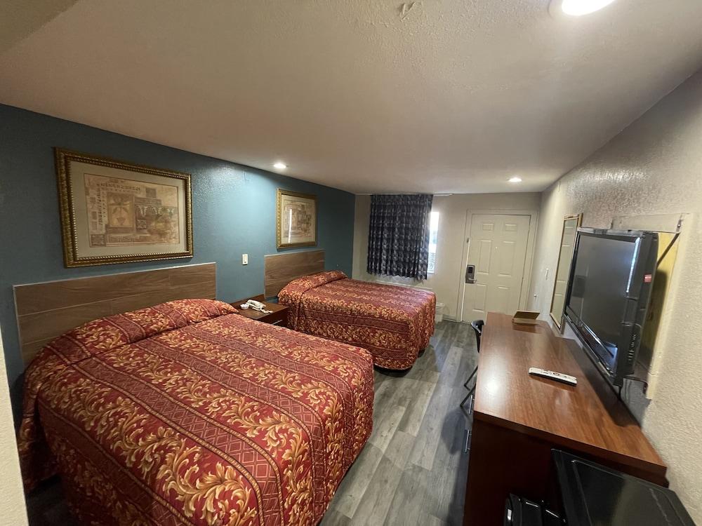 Deluxe Inn photo 12