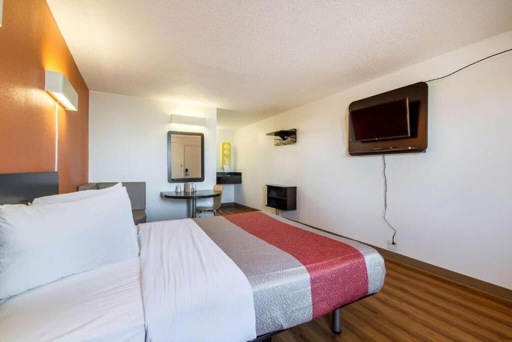 Hotel 465 by Regency Inn & Suites photo 5