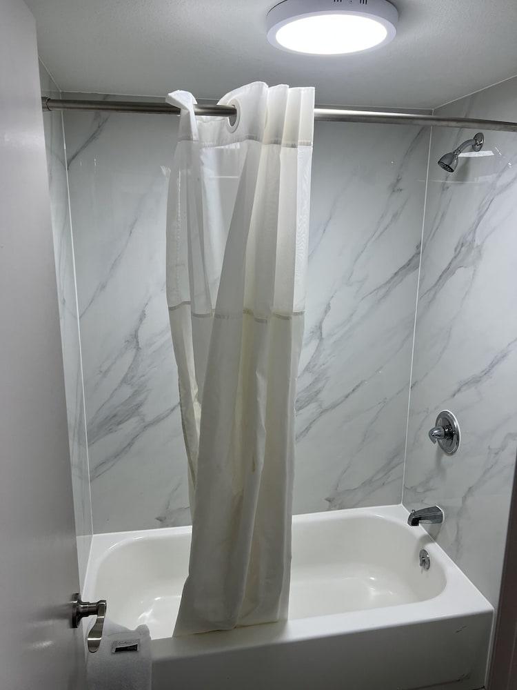 Rodeway Inn Commerce photo 42