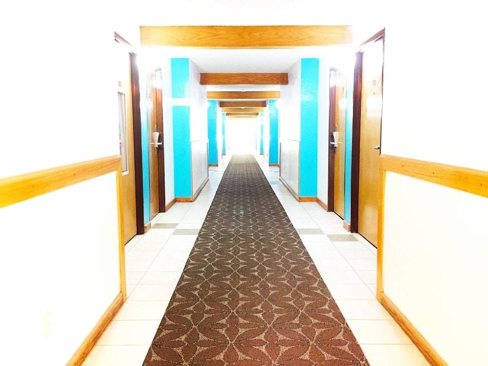 Courtesy Inn photo 11