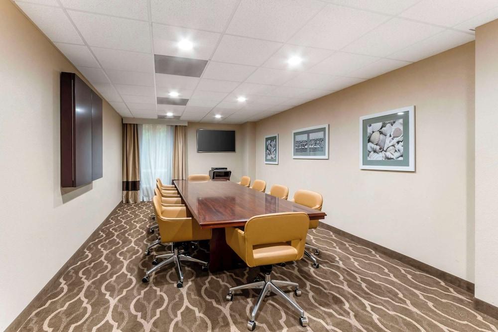 Comfort Suites photo 24
