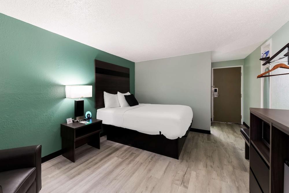 Baymont by Wyndham Liberty MO photo 19