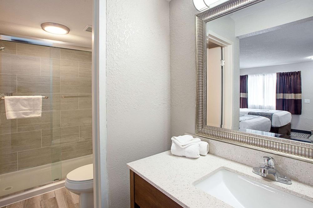 Clarion Pointe East Lansing University Area photo 18
