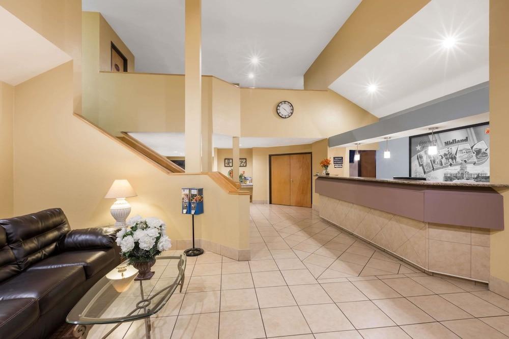 Super 8 by Wyndham Midland photo 9