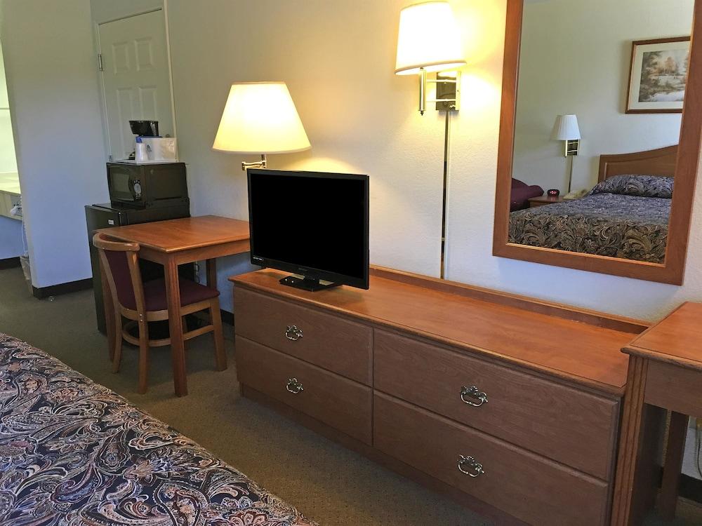 Americas Best Value Inn Smackover photo 33