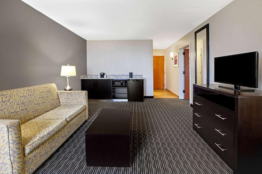La Quinta Inn & Suites by Wyndham Detroit Metro Airport photo 21
