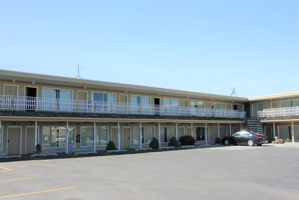 Super 8 by Wyndham Wells photo 37