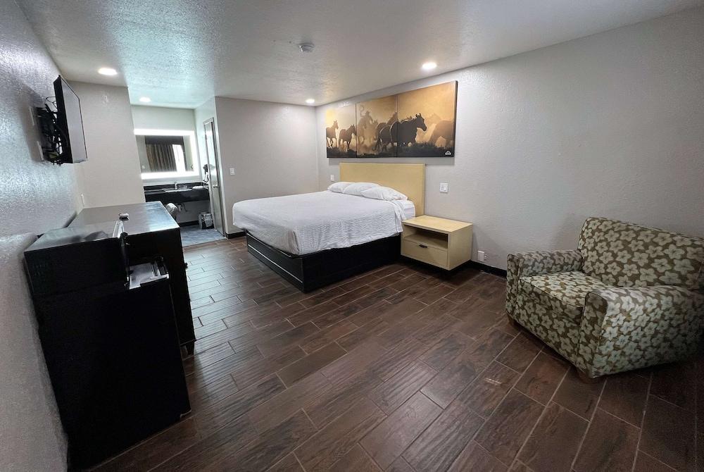 Days Inn by Wyndham Canton photo 21