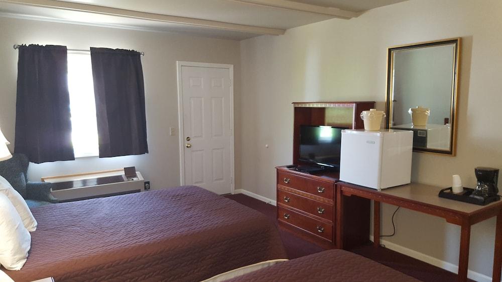 Captain's Quarters Motel photo 48