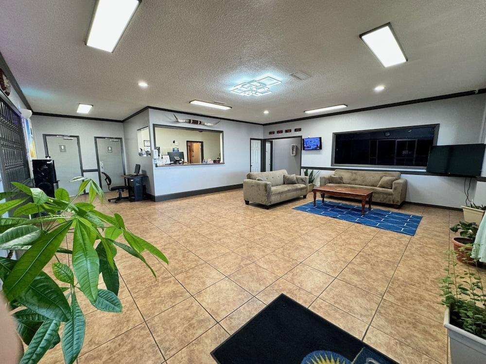 Days Inn by Wyndham Van Horn TX photo 2